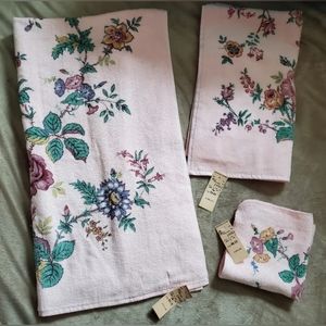 Vintage Floral Bathroom Set. Original Tag Woodward and Lothrop. Beautiful!